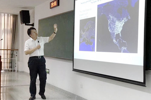 賀燦飛教授主講“Urbanization”.jpg 賀燦飛教授主講“Urbanization”.jpg